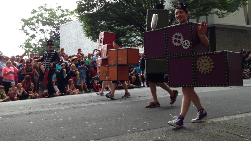 Illustration for article titled Vehicles Of The 2013 DragonCon Parade - Photo Dump